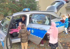 dzieci zwiedzają radiowóz