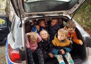 dzieci w bagażniku radiowozu