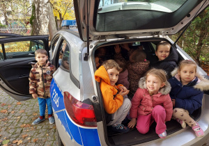 dzieci w siedzą w bagażniku