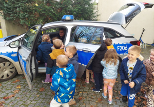 dzieci oglądają radiowóz