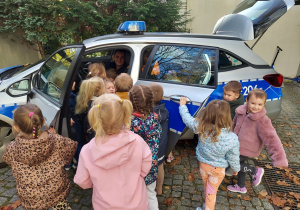 dzieci oglądają wóz policyjny