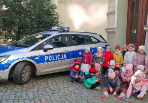 grupa II obok radiowozu