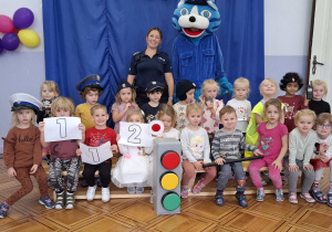 grupa II z Panią Dzielnicową i Kotem Prewencjuszem