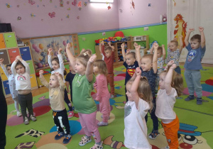 dzieci powtarzają prezentowane ćwiczenia