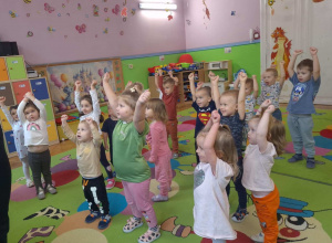 Zajęcia ruchowe połączone z elementami tańca w grupie "Smoków"