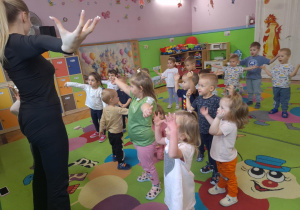 dzieci ćwiczą wg wskazań