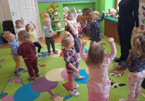 dzieci tańczą w rytm muzyki