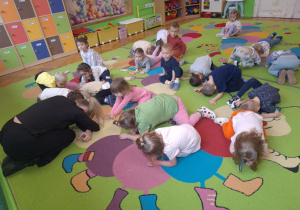 dzieci powtarzają prezentowane ćwiczenia