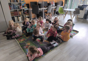 dzieci powtarzają prezentowane w filmie ruchy