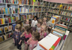 dzieci zwiedzaja bibliotekę
