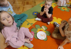 dzieci doskonalą umiejętność liczenia - ile tu mamy dyń?