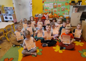 dzieci z otrzymanymi dyplomami za udział w konkursie