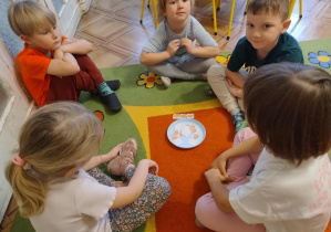 dzieci wspólnie liczą dynie