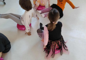 dzieci ćwiczą równowagę