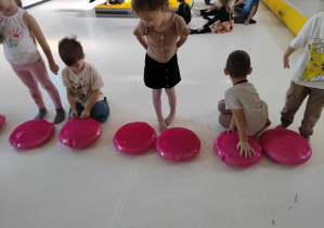 dzieci ćwiczą z wykorzystaniem poduszek ergonomicznych