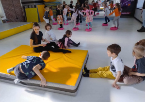 dzieci wykonują przewroty