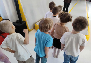 dzieci słuchają instrukcji jak wykonać ćwiczenie