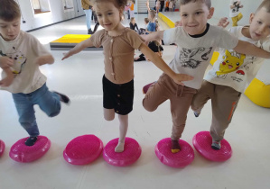 dzieci utrzymują równowagę podczas ćwiczeń