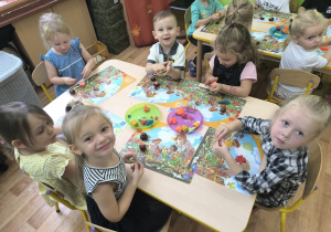 dzieci robią ludziki z kasztanów