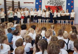 dzieci na uroczystości z okazji 11 listopada