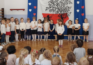 dziewczynka recytuje wiersz