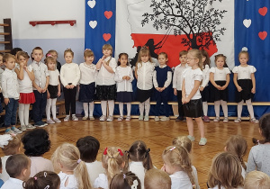 dziewczynka recytuje wiersz o niepodległości