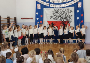 dzieci śpiewają piosenkę o Polsce