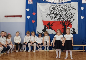dziewczynki recytują wiersz o Polsce