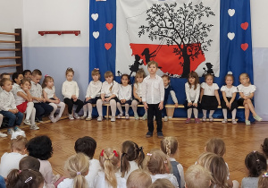 chłopiec recytuje wiersz o Polsce