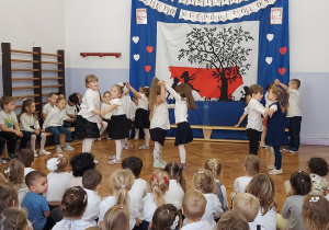 dzieci prezentują taniec