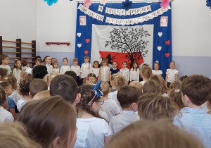 dzieci śpiewają wspólnie hymn