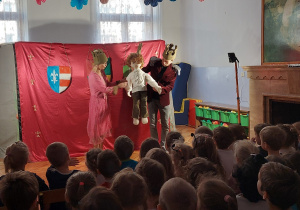 dzieci poznają rodzinę królewską