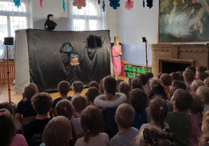 dzieci poznają wiedźmę Kleopatrę