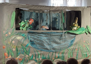 królewicz zamieniony w żabę poznaje mieszkańców stawu