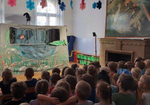 dzieci oglądają przedstawienie