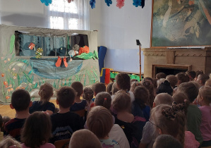 groźny Bolek chce porwać żabki