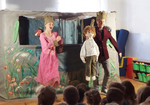 rodzina królewska żegna dzieci piosenką