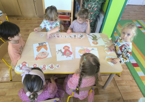 dzieci segreguja postacie bajkowe