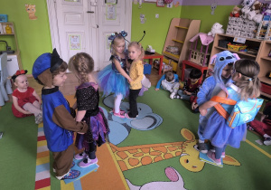 dzieci tańczą w parach