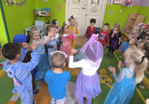 dzieci tańczą w kole