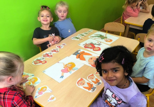 dzieci układają postacie bajkowe wg wielkości