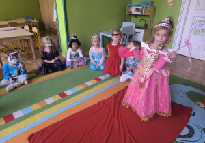 dzieci prezentują swoje stroje na "czerwonym dywanie"