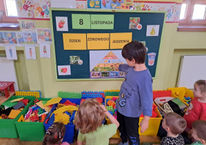 chłopiec opowiada o piramidzie zdrowego żywienia