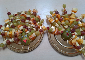 owocowe pawie wykonane przez dzieci