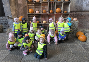 dzieci pozują z dyniami
