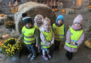 dzieci na wystawie dyń