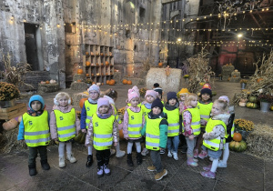 dzieci w zabytkowej kotłowni