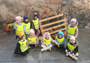 dzieci pozują z dyniami