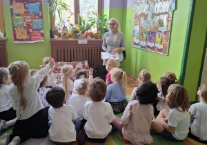 dzieci rozmawiają z gościem