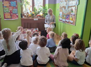 Spotkanie czytelnicze u "Kotków" - czytają rodzice